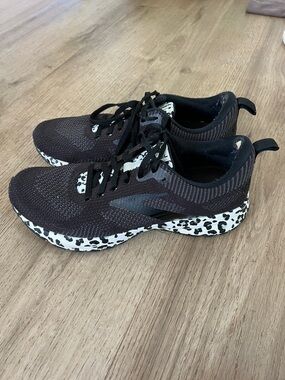 Brooks Reveal 5 Cheetah Women’s size 9.5